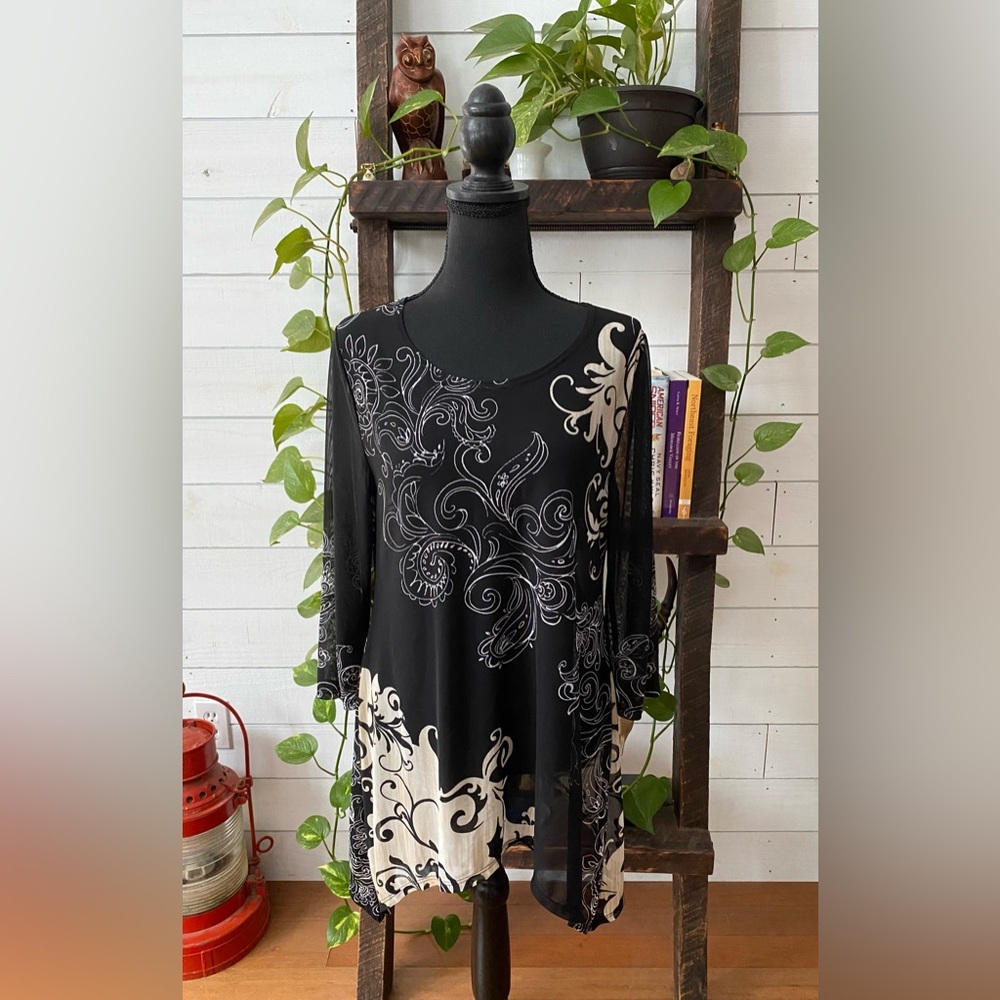 Chico’s Travelers Collection: Black and White Pattern Blouse - Picture 15 of 15
